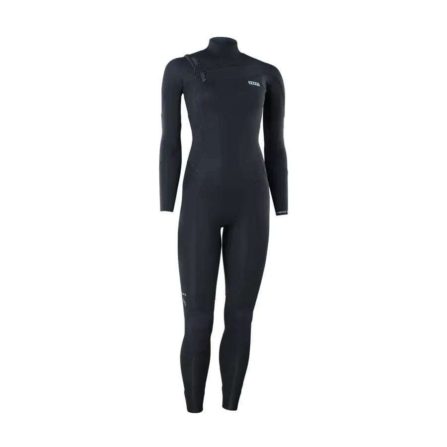 Mujer practicando surf con el traje de neopreno ION Amaze Core 5/4, destacando su flexibilidad y confort en aguas frías.